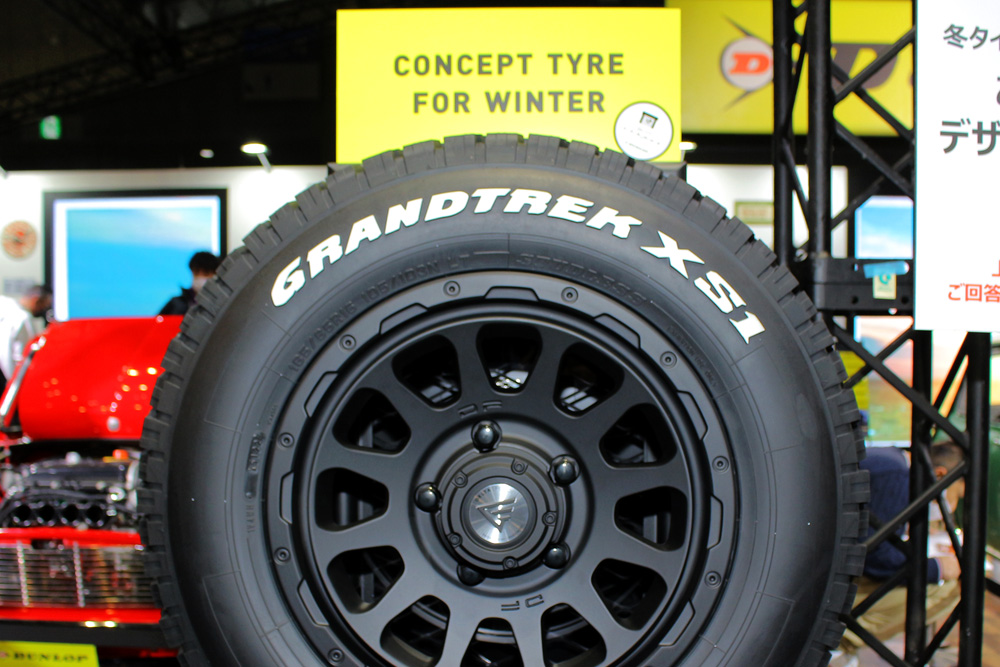 ダンロップ・ブースに展示された「コンセプト・タイヤ for ウインター」。写真はホワイトレターが見えているサイドウォール。