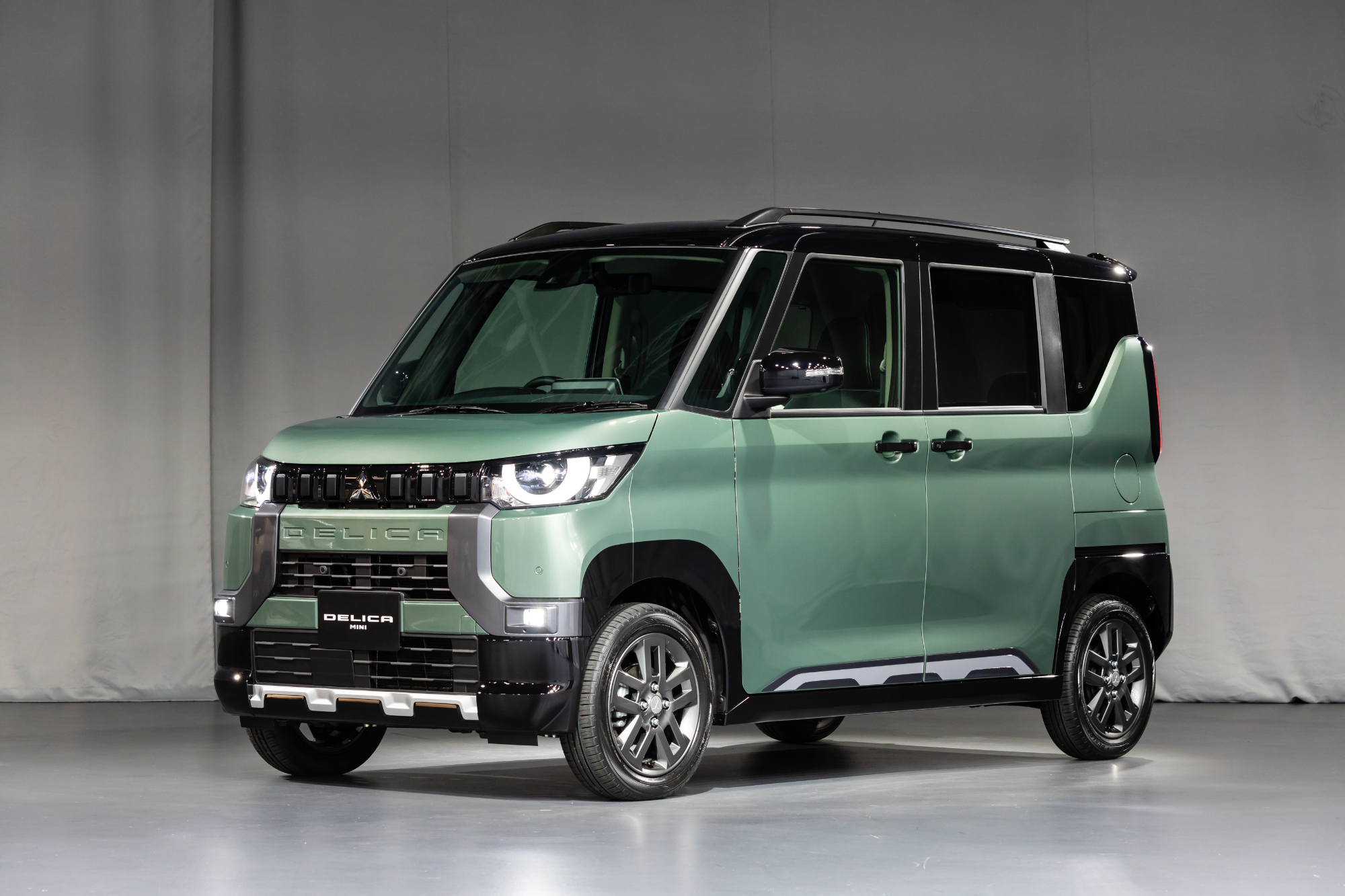 デリカ・ミニのエクステリアには立体的な「DELICA」ロゴが採用され、デリカファミリーであることをアピールしている。