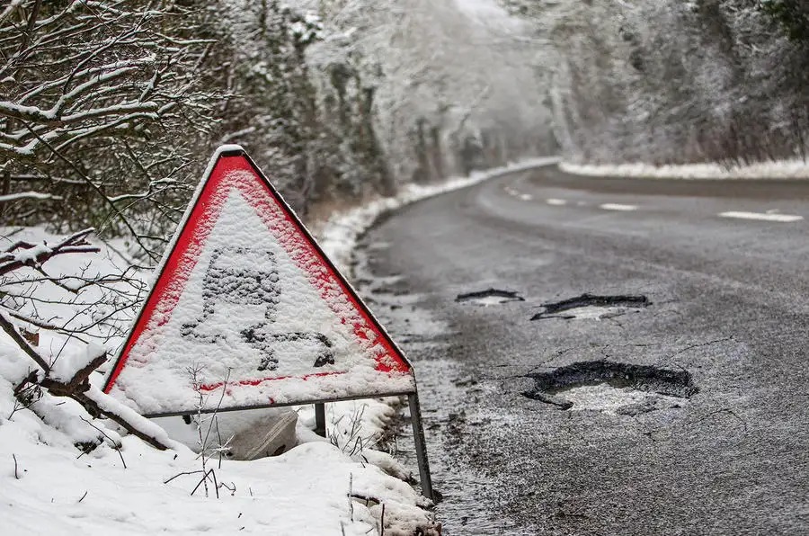 この冬、氷と雪が道路状況をさらに悪化させつつある。