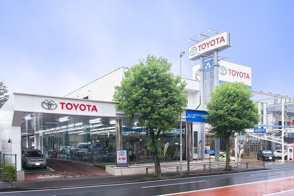 トヨタモビリティ神奈川宮前平店。同店の面している道路沿いには、ヤナセ、スバル、ホンダカーズといった自動車ディーラーが立ち並ぶ。