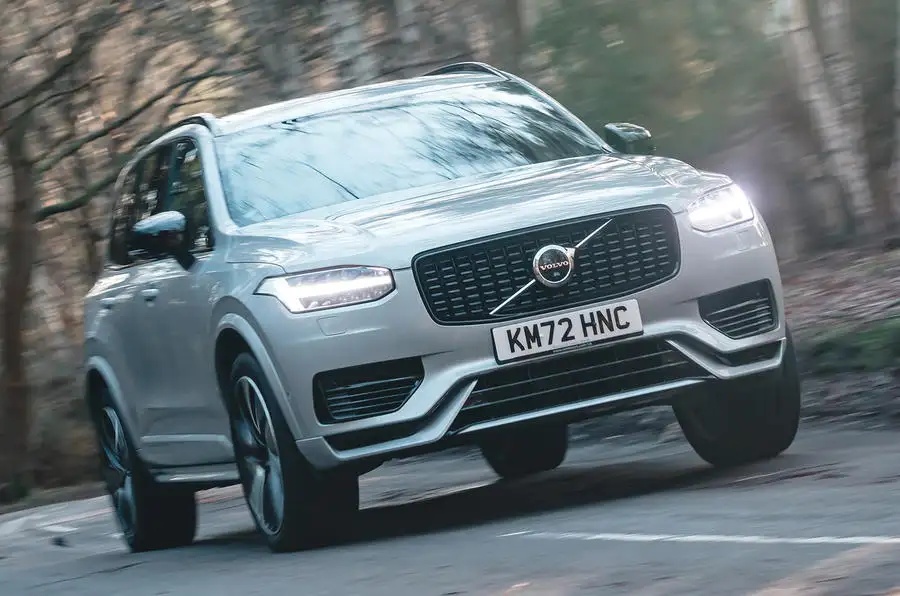 ボルボXC90 T8リチャージ・プラスダーク（英国仕様）