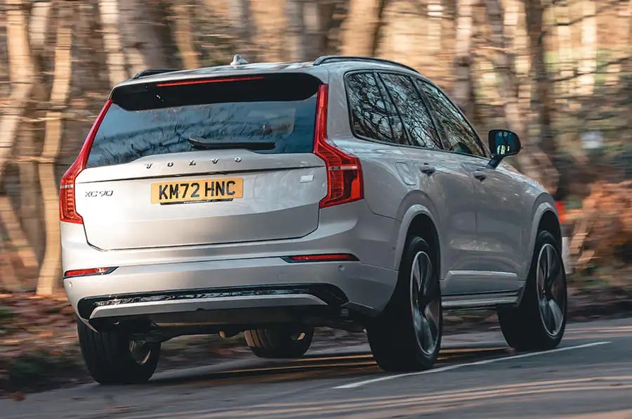 ボルボXC90 T8リチャージ・プラスダーク（英国仕様）