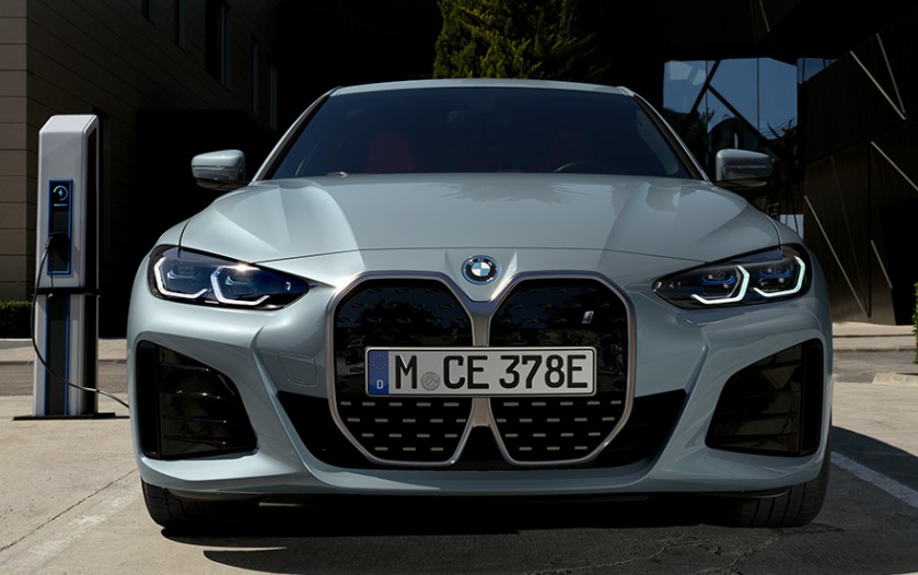 BMW i4のエントリーモデルとなる「i4 eドライブ35 Mスポーツ」は698万円。全長4785mm×全幅1850mm×全高1455mm、ホイールベース2855mm、車両重量2030kg、車両総重量2305kg。