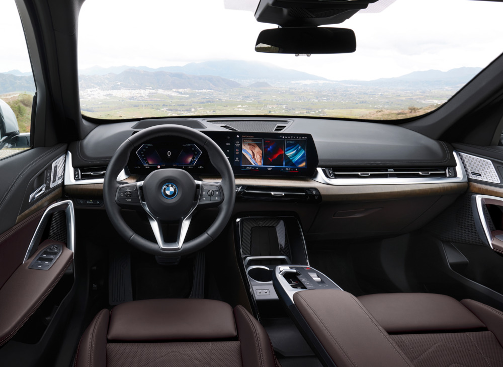 BMW iX1の前席内装（欧州車：日本仕様は右ハンドル）