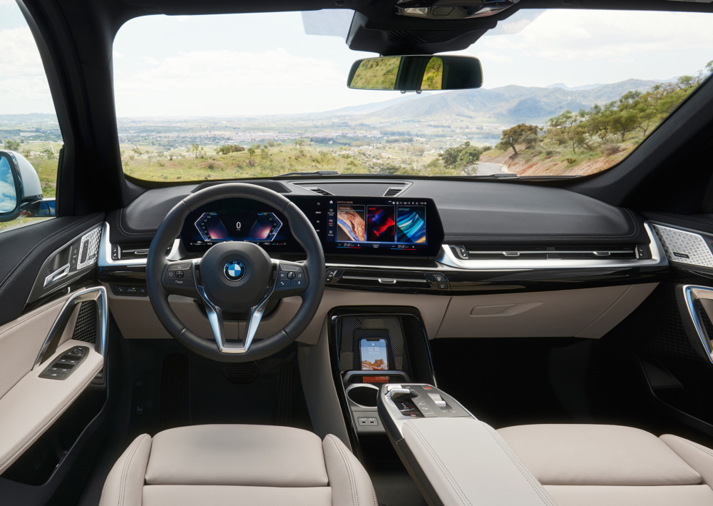 新型BMW X1の前席内装（欧州車：日本仕様は右ハンドル）