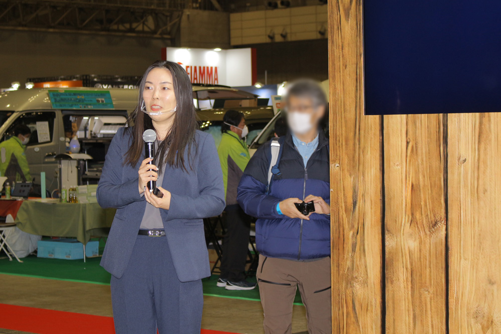 ジャパンキャンピングカーショー2023の初日（2/6まで開催）に、プレゼンテーションを行ったステランティス日本法人フィアット・プロフェッショナル・ブランドの瀧川可奈子プロダクトマネージャー。