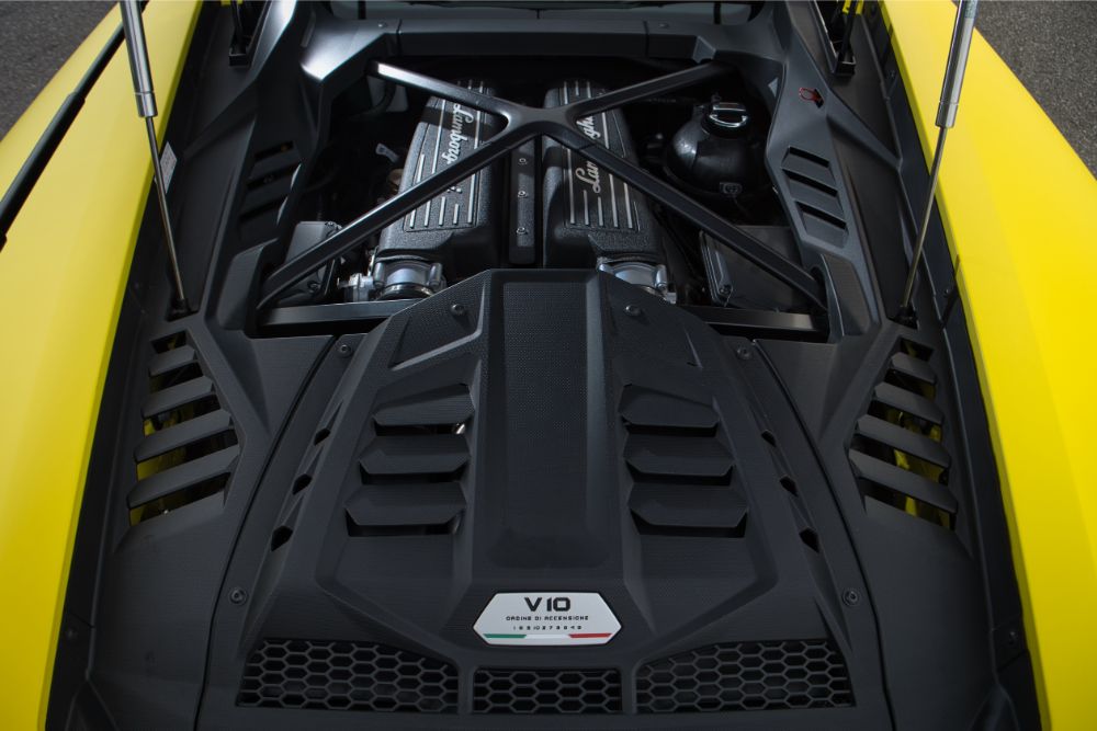 640ps/61.2kg-m(ボア84.5mm×ストローク92.8mm)を発揮する5.2L自然吸気V10ユニット。