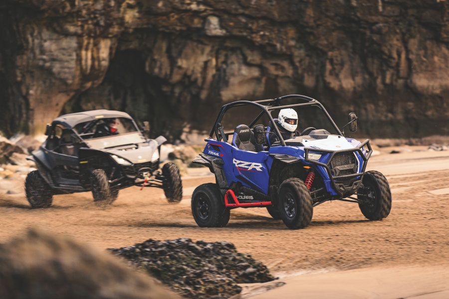 ブルーのポラリスRZR トレイルSと、ブラックのセグウェイ・ヴィラン