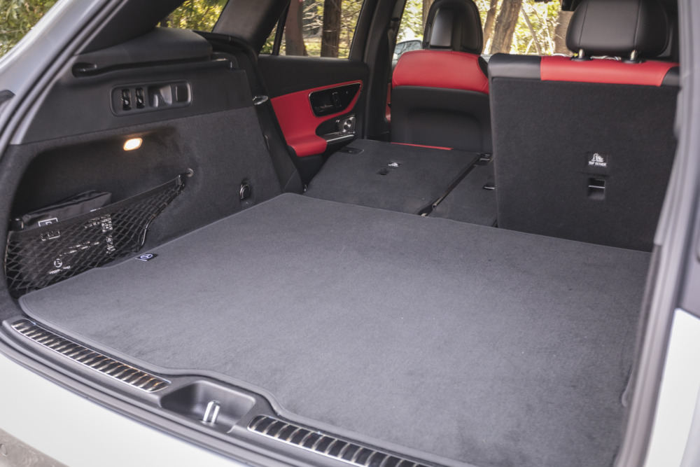 GLC 220 d 4マティックの荷室(内装色:パワーレッド/ブラック本革)