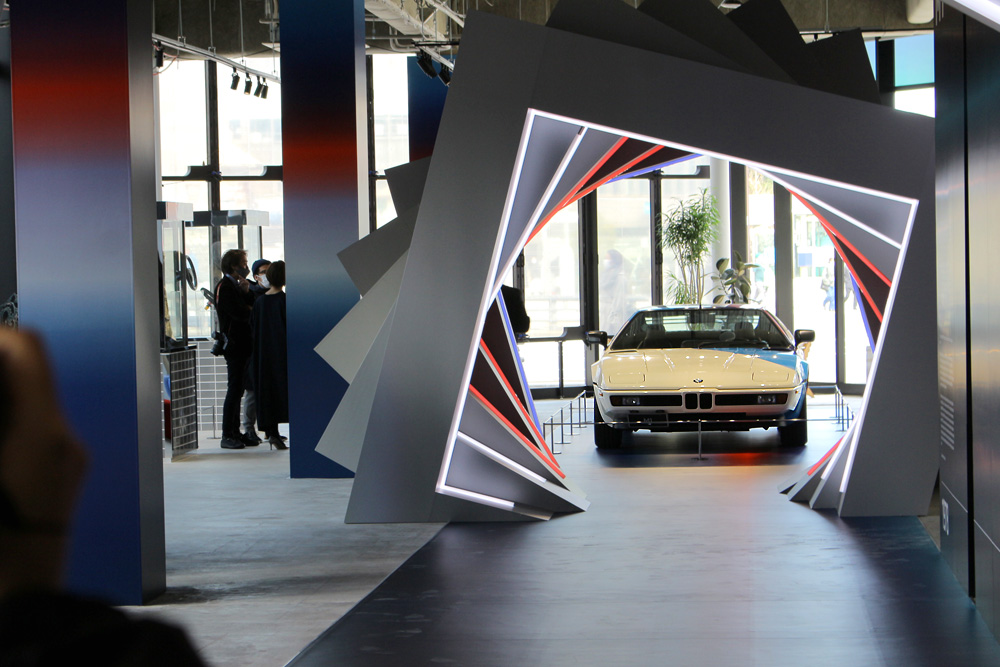 同じく「フロイデ by BMWコネクテッド・スルータイム(渋谷区神宮前6-35-6)」に展示される「M1」。その後方が、すぐにJR原宿駅だ。
