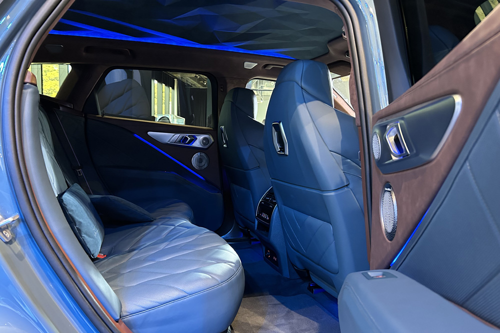 BMW XMの後席内装。鮮やかな天井部に注目。車両はプレプロダクション・モデルだ。