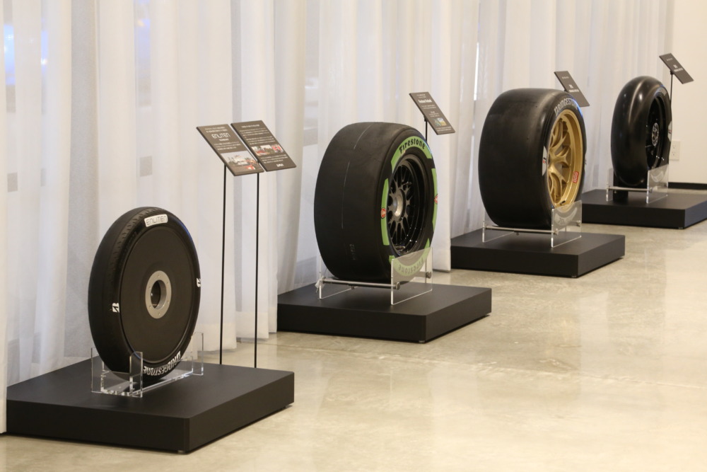 消耗品の代表格のタイヤがリサイクル可能な製品になることで、環境性能は大幅に向上すると筆者。会場にはシーズンで使用されるタイヤなどが展示されていた。
