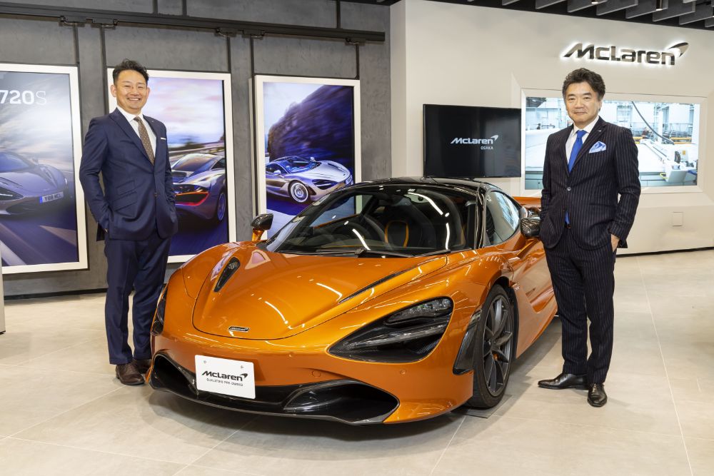 八光自動車工株式会社の池田晋八 代表取締役と、マクラーレン・オートモーティブ・アジアの正本嘉宏 日本支社代表。