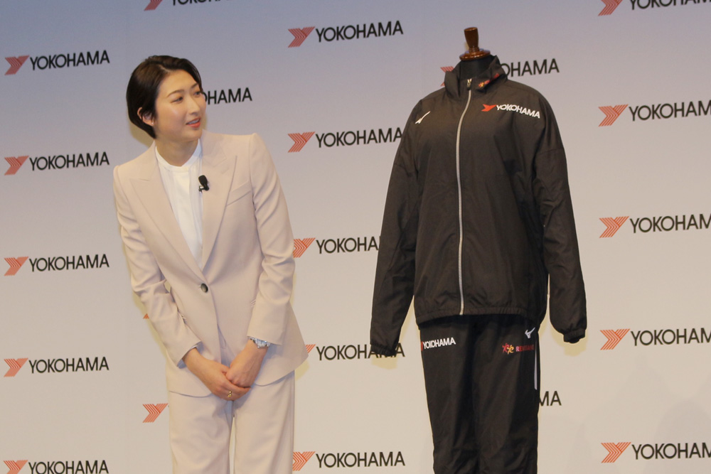 胸元に「YOKOHAMA」のロゴが入った池江選手の新ユニフォーム（池江璃花子選手 横浜ゴム所属 発表会）。