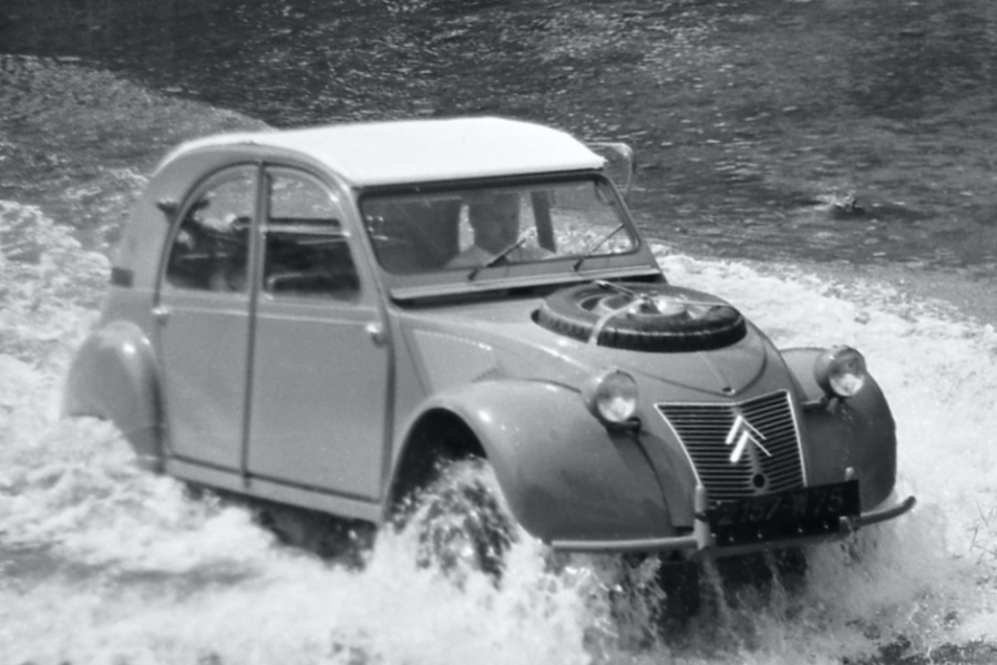 1958年：シトロエン2CV サハラ