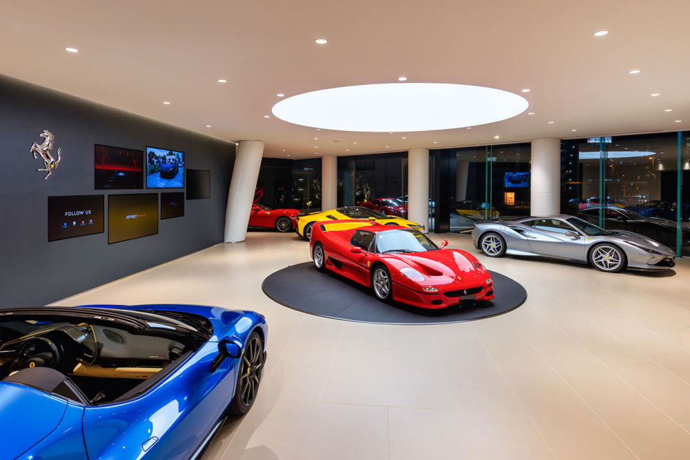 3階には認定中古車「フェラーリ・アプルーブド」を6台展示できるスペースを確保。