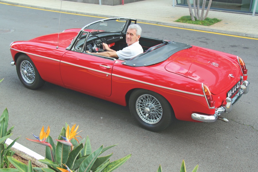 MGB ロードスター（1965年）とトニー・マーティンズ氏