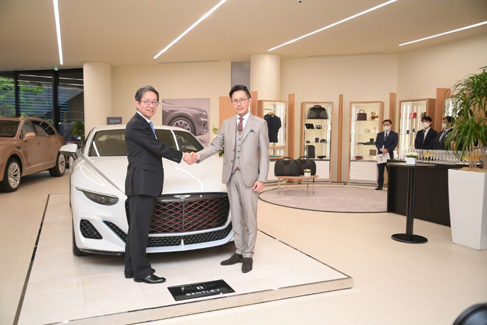 ベントレー東京 芝ショールームのメインフロアとなる2階のショールーム。ベントレー日本法人の牛尾裕幸ブランドダイレクターと、コーンズ・モータースの林誠吾 代表取締役社長 兼 CEOが開店セレモニーに登壇した。