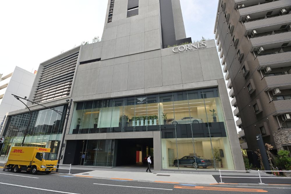 コーンズ・アンド・カンパニー・リミテッド新社屋の低階層に、ベントレー、フェラーリの新ショールームが開設（東京都港区芝3-3-10）。首都高を望む3階にはショーケースが設置されベントレーを展示する。