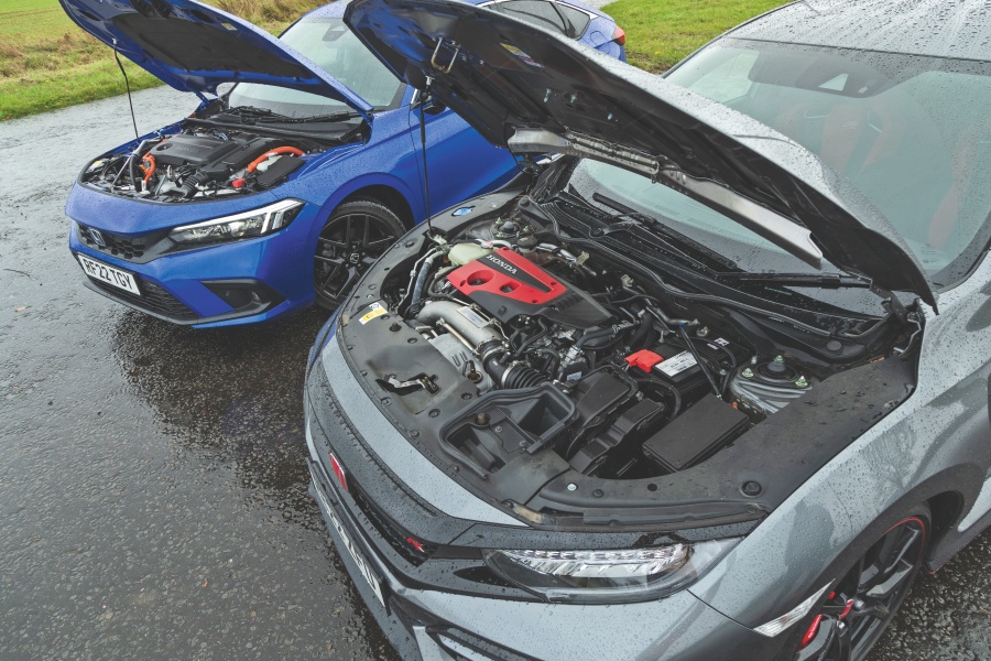 ブルーのホンダ・シビック 2.0 i-MMD e:HEV アドバンスと、グレーのFK8型ホンダ・シビック・タイプR