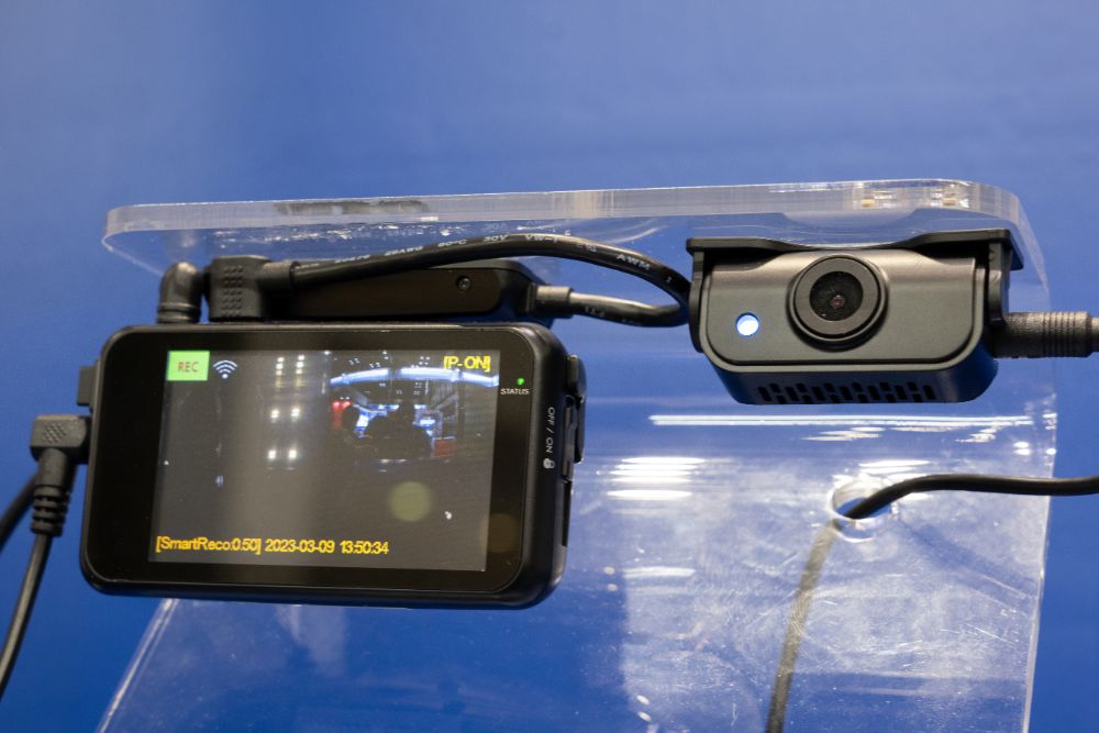 新製品の「WHSR-650」(4万40円)。Wi-Fiの標準搭載によりスマホとも連携する2カメラ式ドライブレコーダー。
