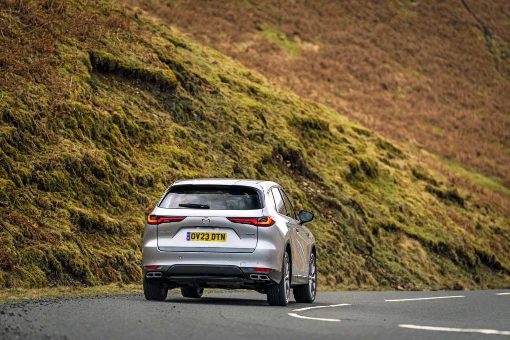 マツダ車らしさが感じられるハンドリングだが、英国のバンピーな道では想定通りの性能が発揮できない場面もある。