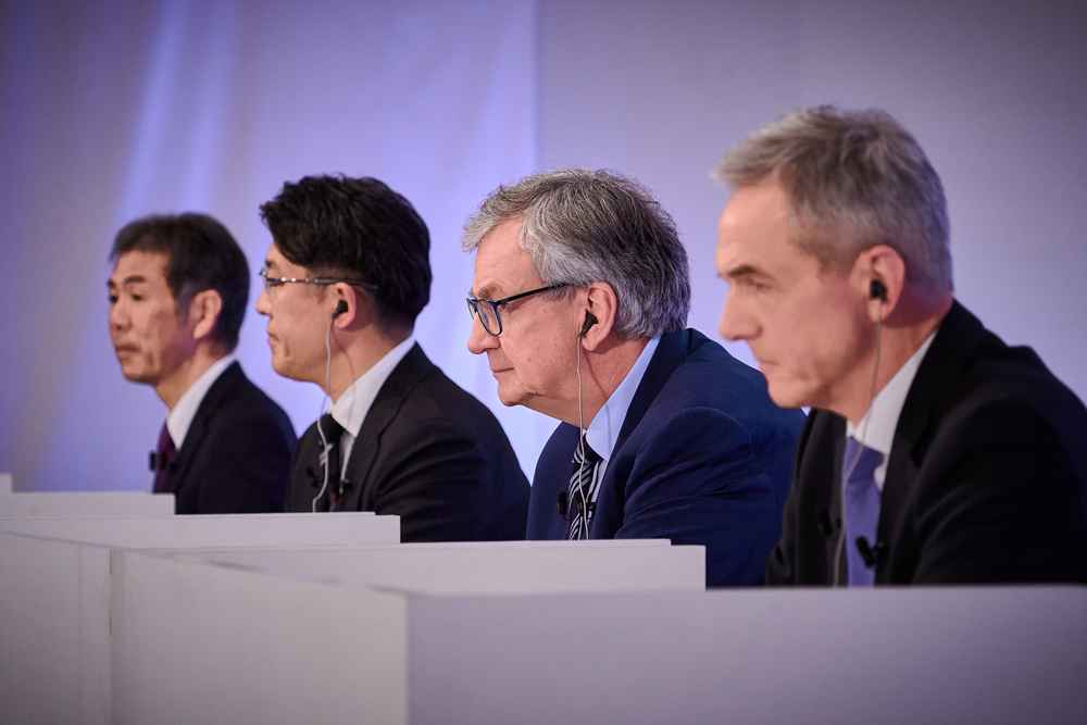左から日野の小木曽 聡 代表取締役社長 CEO、トヨタの佐藤 恒治 社長 CEO、ダイムラートラック社のマーティン・ダウムCEO、三菱ふそうトラック・バスのカール・デッペン代表取締役社長・CEO。