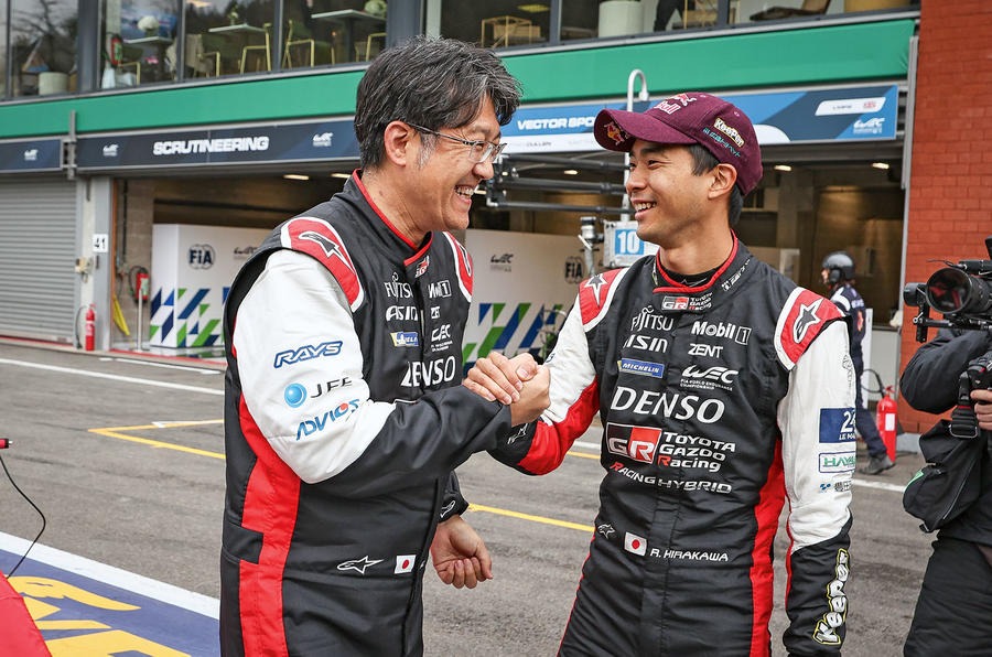 耐久レースを終えた平川亮選手と握手を交わす佐藤社長。