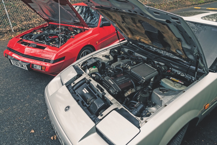 シルバーの日産フェアレディZ 200ZRと、レッドの三菱スタリオン EX