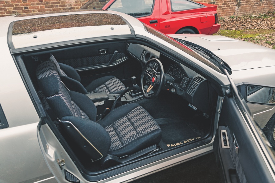 シルバーの日産フェアレディZ 200ZRと、レッドの三菱スタリオン EX