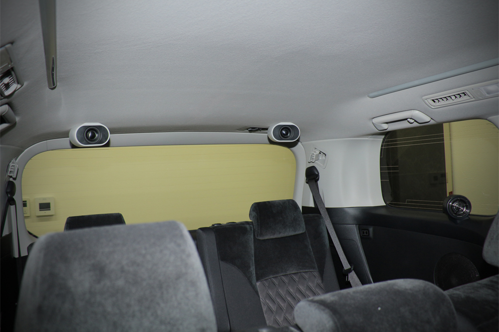 天井スピーカーのリアハイト（50mm）は、車室の最後端に設置。3列目シートのウインドウにはサラウンドバックスピーカーを配した。