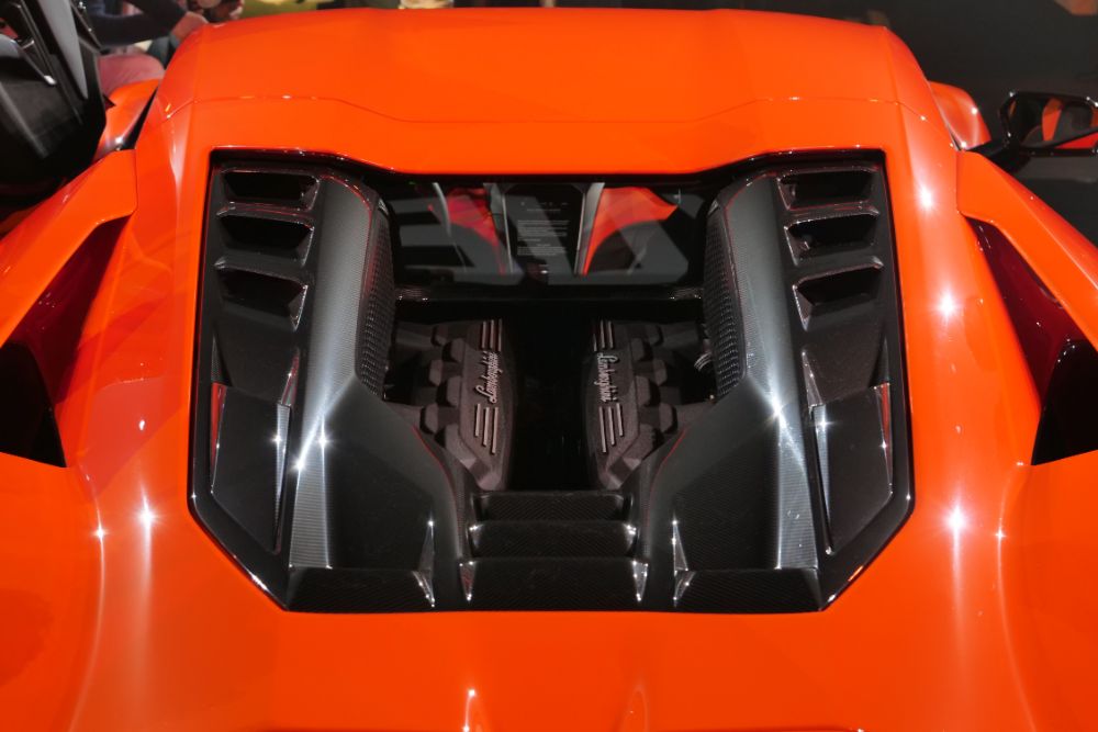 「モーターサイクルのように」の言葉通り、ランボルギーニの量産モデル初のPHEVは、V12の存在をはっきりと確かめられる。