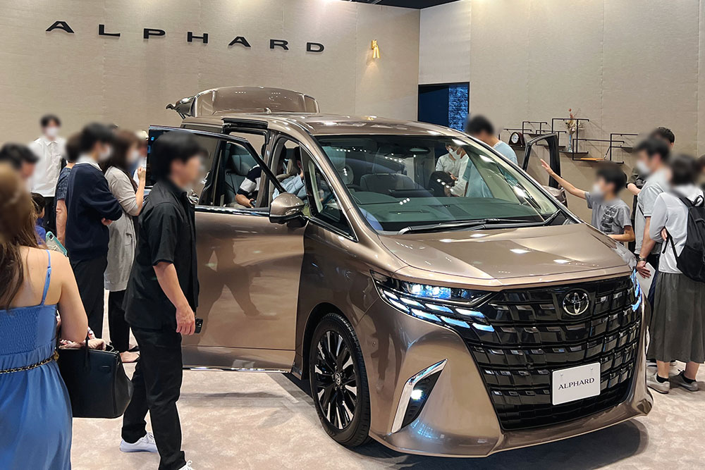 新型の発表直後に行われた東京ミッドタウン日比谷アトリウムの一般展示。車両は「アルファード・エグゼクティブラウンジ」。