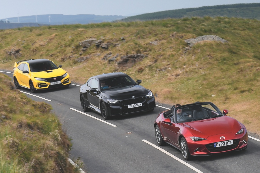 レッドのマツダMX-5(ロードスター) 2.0 エクスクルーシブラインと、ブラックのBMW M2 クーペ、イエローのホンダ・シビック・タイプR リミテッド・エディション