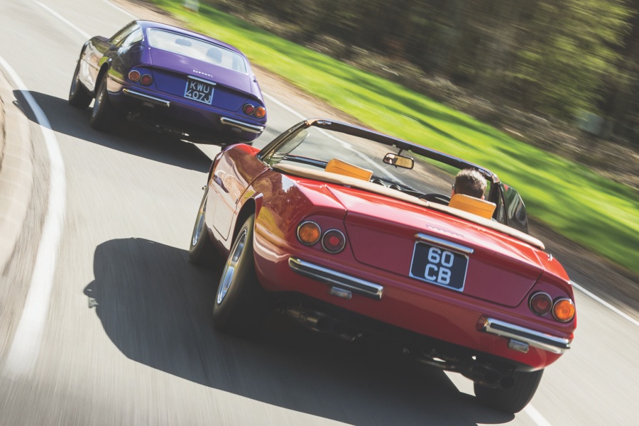 パープルのフェラーリ365 GTB/4 ベルリネッタと、レッドの365 GTS/4 スパイダー