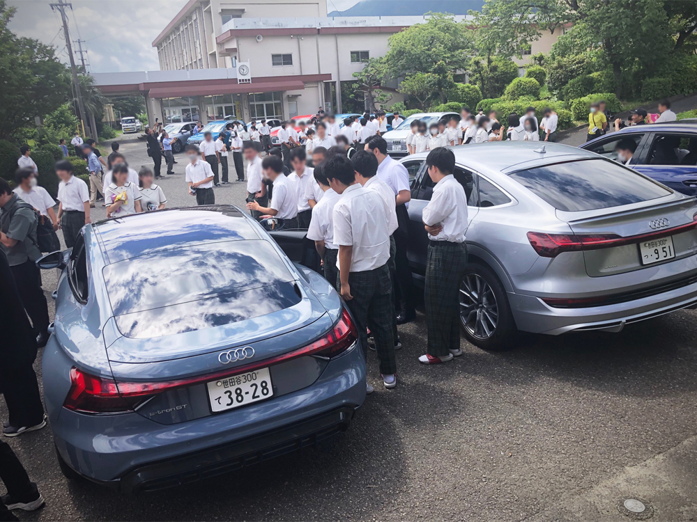 鹿児島県立屋久島高等学校に集まったアウディの電気自動車。