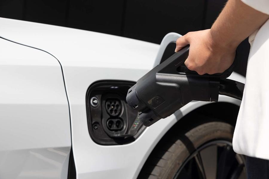 充電コストをさらに下げるべきという声がある一方、内燃エンジン車の禁止を延期すべきという議論はほぼ見られない。