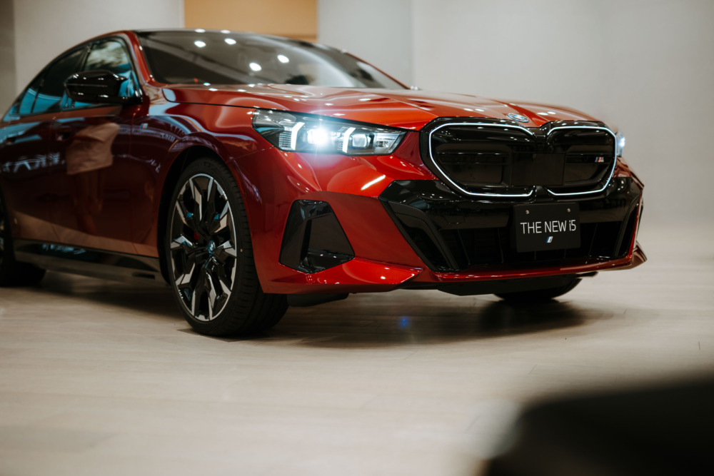 BMW i5 M60 xドライブ。前後2モーター、最高出力601psで、価格は1548万円。