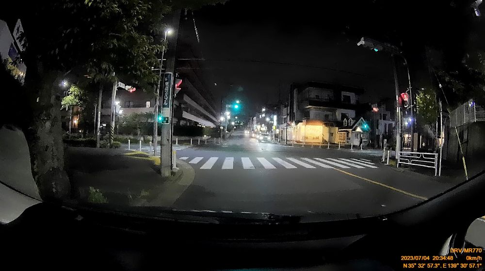 夜間のフロントカメラ映像（WQHD画質）。同社が培ってきた映像技術と車載技術の結晶「Hi-CLEAR TUNE」で徹底チューニングされている。