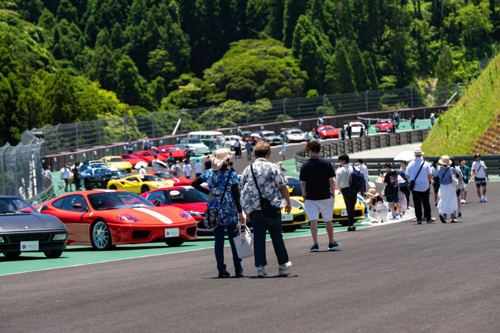 通常は徒歩で入れないコース上に数百台の車両が並べられ、希少車が間近で見られるため人気を集めていた。