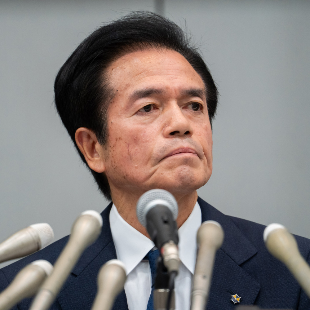 会見で辞任を発表した兼重宏行社長（2023年7月25日）