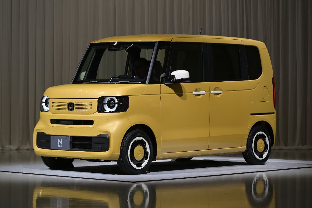 新型Nボックスの標準モデル「ファッションスタイル(オータムイエローパール)」