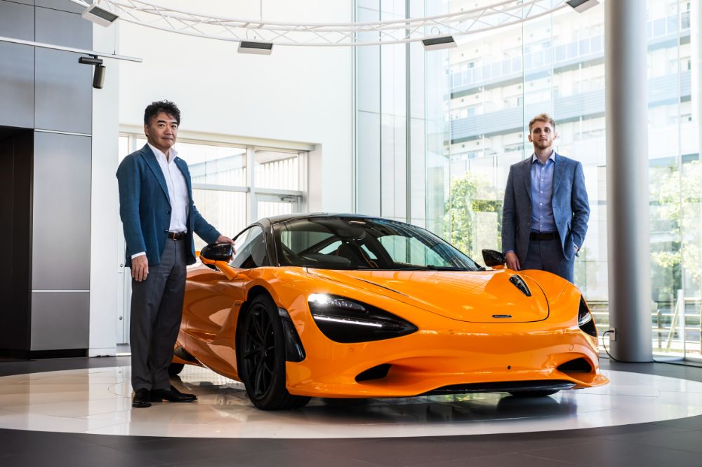 750Sのプロダクト プラニング・マネージャーを務めたマクラーレン・オートモーティブのシェーン・ハーマン氏(右)と、日本代表の正本嘉宏氏。