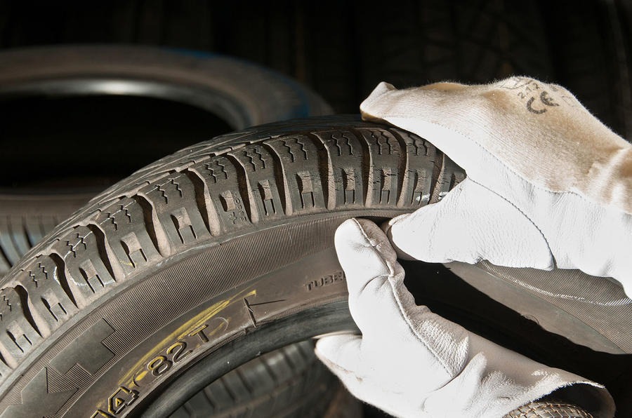 政府や業界団体の調査によると、英国で売られている中古タイヤの大半が規制に適合していないようだ。