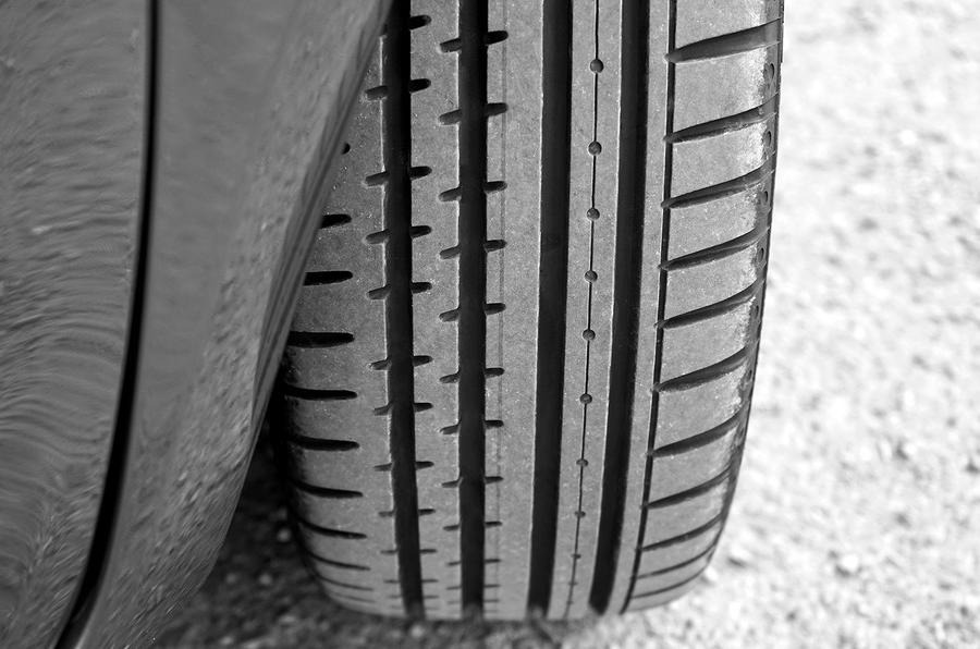 タイヤは安全に大きく関わる部品であるため、厳しい規制が設けられている。
