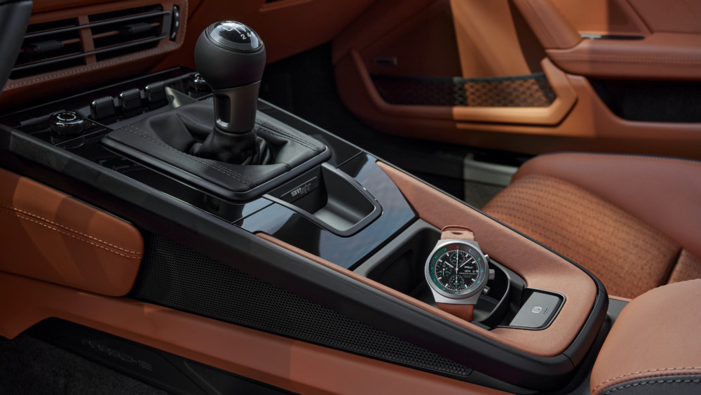 ポルシェデザインは、911 S/Tのオーナーを対象に「クロノグラフ1 - 911 S/T」をポルシェセンターにて特別に販売する。205万4800円(消費税込)