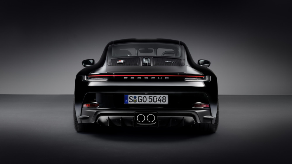 新型911 S/Tは、初代911 S(ST)のスピリットを受け継いでいるという。