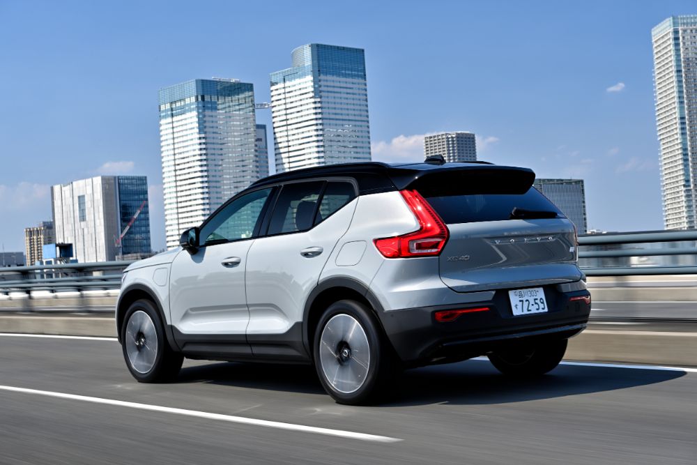 XC40リチャージ・プラス・シングルモーター（ヴェイパーグレーメタリック）。2024年モデルでは、従来のFWDからRWDに仕様変更された。