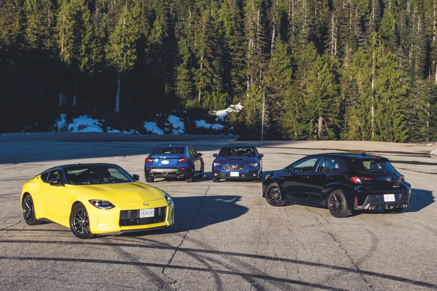 イエローの日産Z スポーツと、ブラックのトヨタGRカローラ・コア、ブルーのスバルWRXに筆者のスバルBRZ