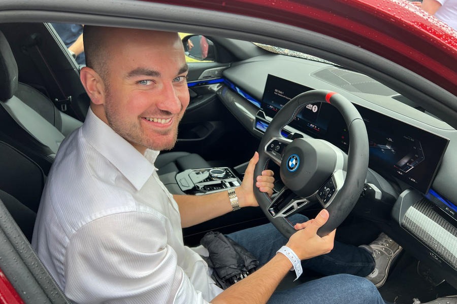 BMW i5に座るジョナサン・ブライス